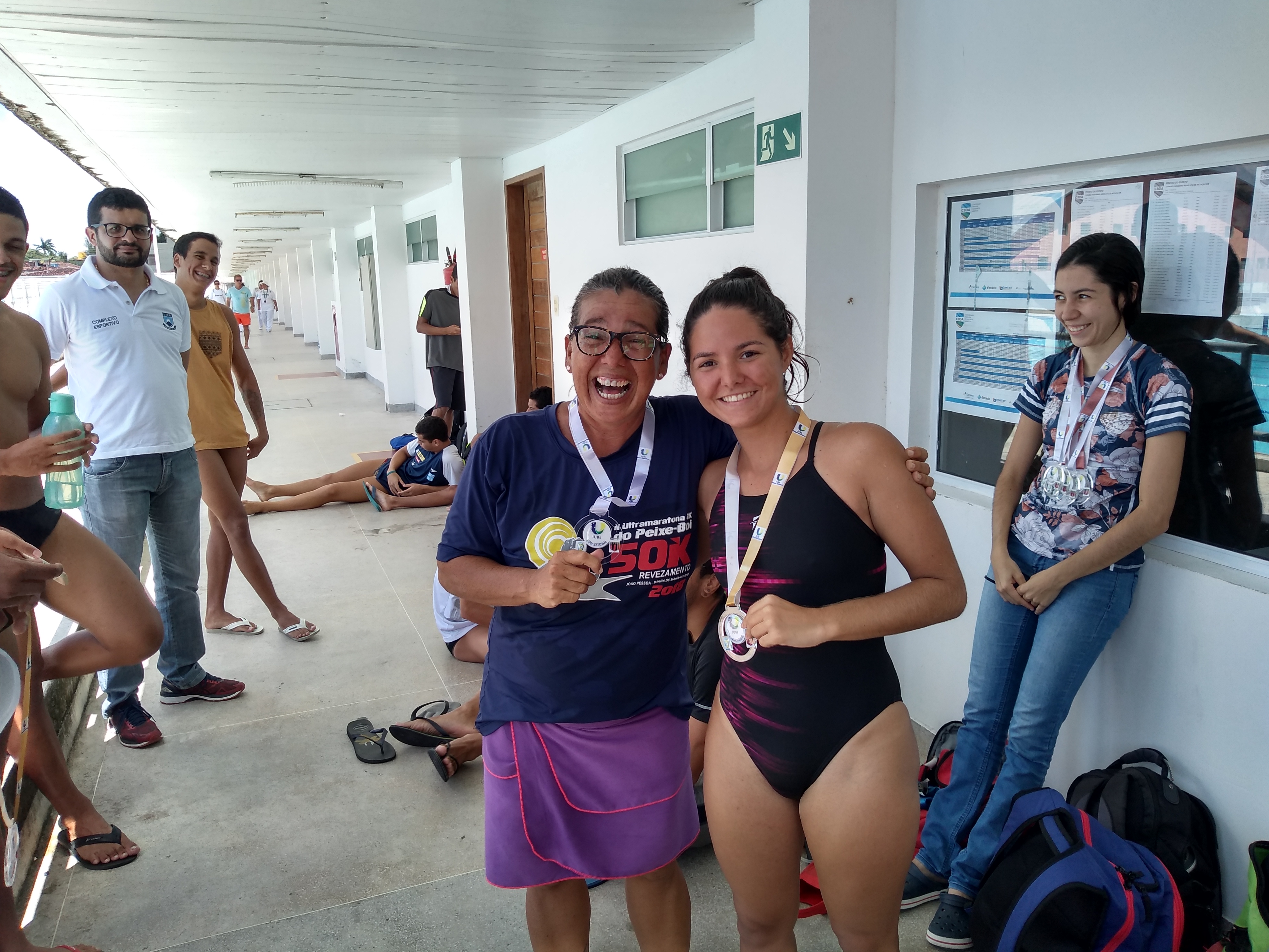 A atleta Natália Maria Câmara Luna (à direita,  3 medalhas  de ouro e 1 de bronze), dividindo a conquista dos 50 m peito com sua colega de equipe Maria Manuela Chaves Figueiredo (à esquerda, medalha de prata).